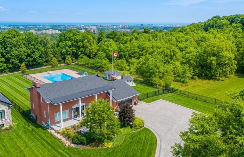 BEAUTIFUL RENOVATED HOME WITH A STUNNING BACKYARD!